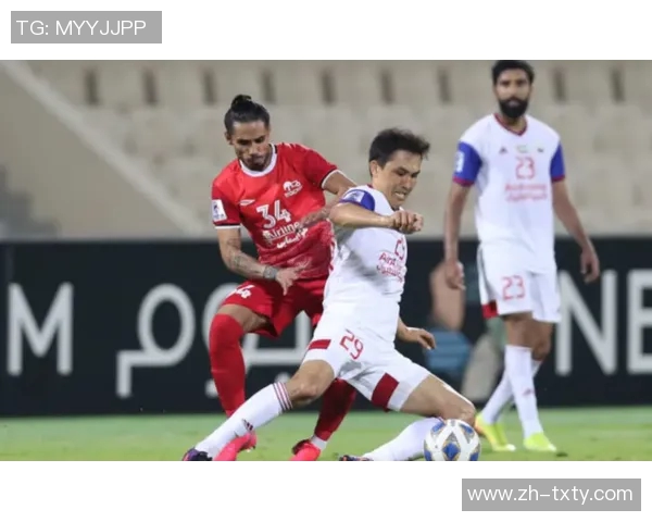 马内因背后犯规被VAR判罚黄牌引发争议球迷热议裁判判决合理性